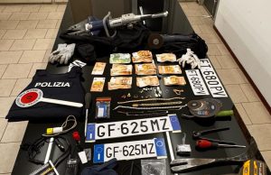 Rubano in appartamento a due anziani, arrestati