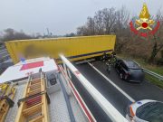 Camion di traverso in A4, traffico in tilt. IL VIDEO