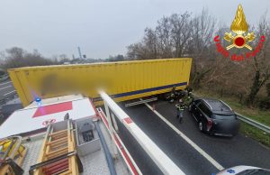 Camion di traverso in A4, traffico in tilt. IL VIDEO