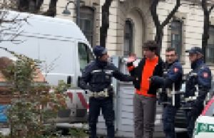 Auto contromano e fuori controllo. Fermato il guidatore VIDEO