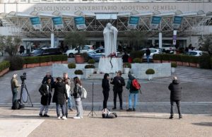 Papa in lieve miglioramento, ma le condizioni restano critiche