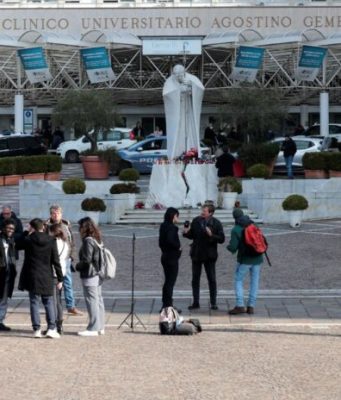 Papa in lieve miglioramento, ma le condizioni restano critiche