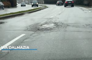 “Le buche della città Europea”, viaggio tra le strade di Brescia