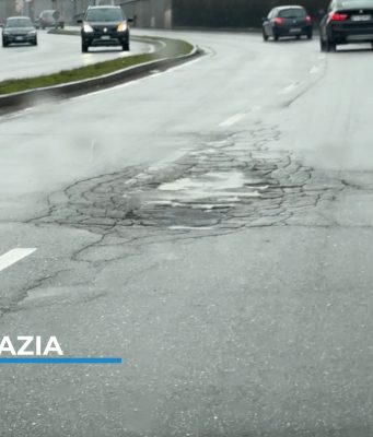 “Le buche della città Europea”, viaggio tra le strade di Brescia
