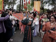 Cina: parata in abiti tradizionali Hanfu a Langzhong