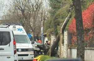 Rodengo, perde il controllo dell’auto e si schianta contro un albero