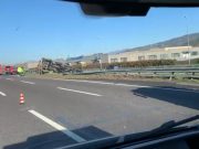 Tir nella scarpata in A4 a Grumello, autostrada bloccata
