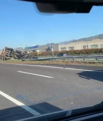 Tir nella scarpata in A4 a Grumello, autostrada bloccata