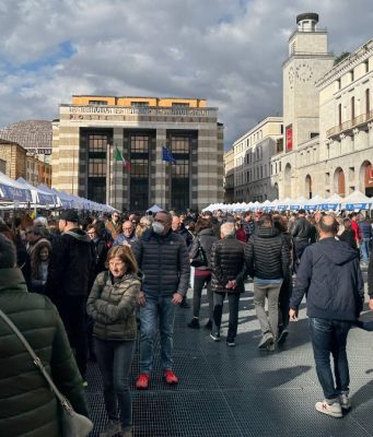Metti una domenica in centro. Sole e shopping di qualità
