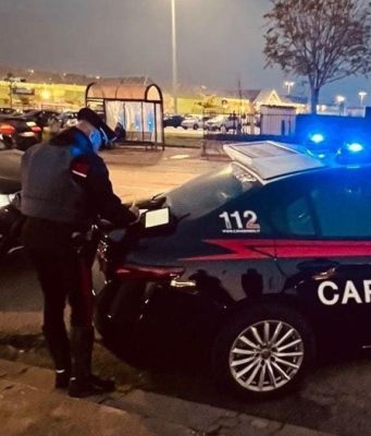 Refurtiva e pistola giocattolo in auto. Deferito un 40enne