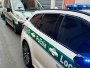 Saluta gli agenti al posto di blocco, ma era senza patente