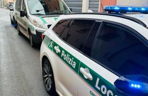 Saluta gli agenti al posto di blocco, ma era senza patente