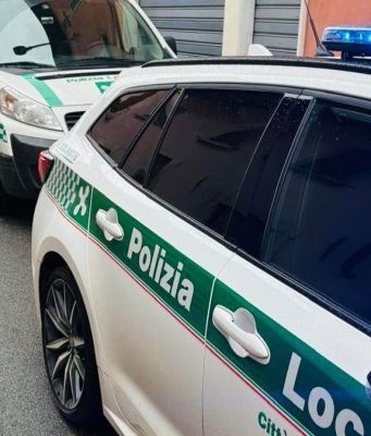 Saluta gli agenti al posto di blocco, ma era senza patente