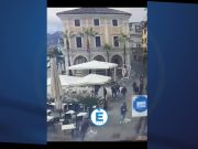 Salò: petardi e sedie che volano, momenti di caos in piazza Vittoria. VIDEO