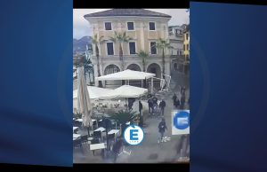 Salò: petardi e sedie che volano, momenti di caos in piazza Vittoria. VIDEO