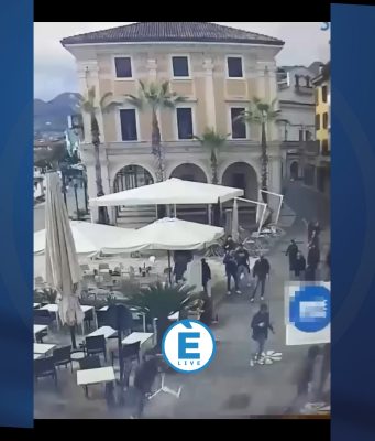 Salò: petardi e sedie che volano, momenti di caos in piazza Vittoria. VIDEO