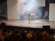 Teatro gremito a Botticino per Nuzzi e la sua lotta alle fake news