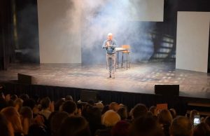 Teatro gremito a Botticino per Nuzzi e la sua lotta alle fake news