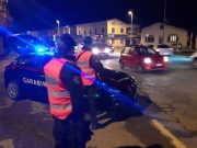 Tenta di sfondare due vetrine a Gavardo. Arrestato un 30enne