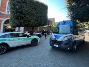 Trovato con l’hashish, aggredisce gli agenti a calci e pugni