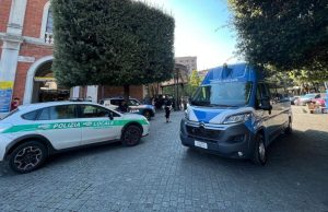 Trovato con l’hashish, aggredisce gli agenti a calci e pugni