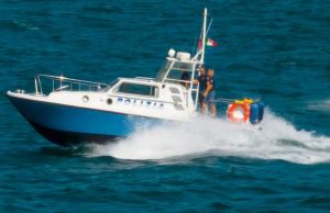 Due turisti tedeschi in balia delle onde salvati sul Garda