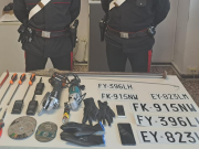 Tentano la fuga dai carabinieri ma si schiantano contro un muro