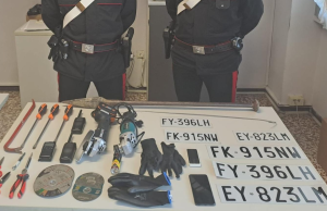 Tentano la fuga dai carabinieri ma si schiantano contro un muro