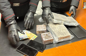 5 kg di hashish in auto, fermato e arrestato 32enne con precedenti