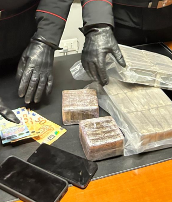 5 kg di hashish in auto, fermato e arrestato 32enne con precedenti