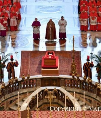Papa Francesco, la salma è a San Pietro. Sabato i funerali