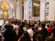 Papa Francesco, migliaia di fedeli in coda nel secondo giorno di visite