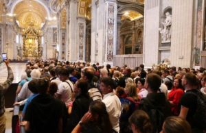 Papa Francesco, migliaia di fedeli in coda nel secondo giorno di visite