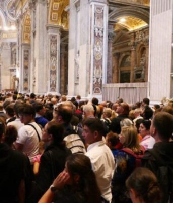 Papa Francesco, migliaia di fedeli in coda nel secondo giorno di visite