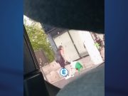 Sputano e calpestano la bandiera italiana. Gli autori sono tre ragazzi