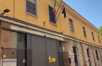Bambine palpeggiate, il 23enne si è impiccato in cella