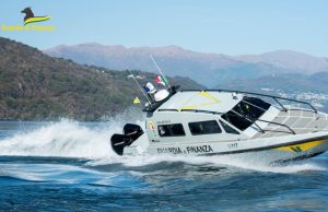 Tenta di togliersi la vita gettandosi nel lago. Salvato dalla Finanza