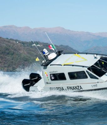 Tenta di togliersi la vita gettandosi nel lago. Salvato dalla Finanza