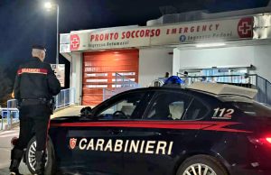 25enne aggredisce medici e infermieri, arrestato
