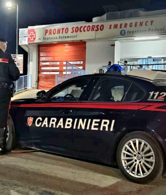 25enne aggredisce medici e infermieri, arrestato