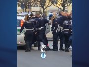 Prende a calci e a spunti gli agenti della Locale, bloccata