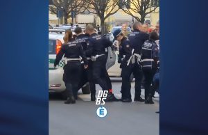 Prende a calci e a spunti gli agenti della Locale, bloccata