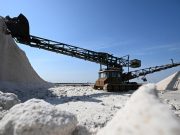 Cina: raccolta primaverile del sale nelle saline di Tianjin