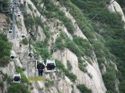 Cina: Shaanxi, addetti eseguono manutenzione funivia monte Huashan