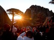 Cina: monte Huangshan, crescita turismo bilancia protezione ecologica