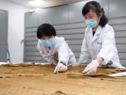 Cina: Suzhou, addetti restaurano reperti culturali in seta