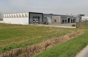 Cade dal tetto del capannone a Milzano. Grave un 60enne