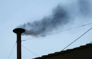 La prima fumata è nera. I cardinali sono tornati a votare