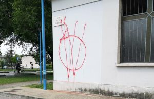 Graffiti no-vax, Castelletti: “Gesto grave, vile e offensivo”