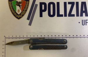 Minaccia di morte gli agenti con un coltello. Arrestato a Rovato